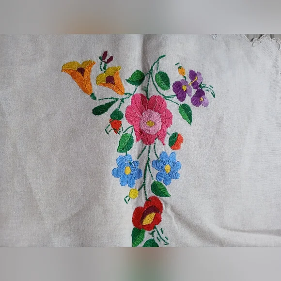 Vintage Handmade Embroidered Table Runner - Picture 5 of 7